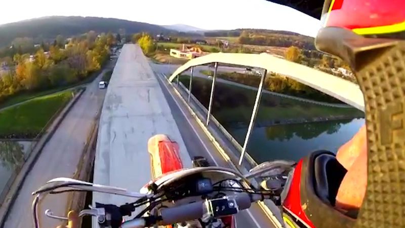 Motocyklista to vzal za plného provozu přes most po obloukové konstrukci